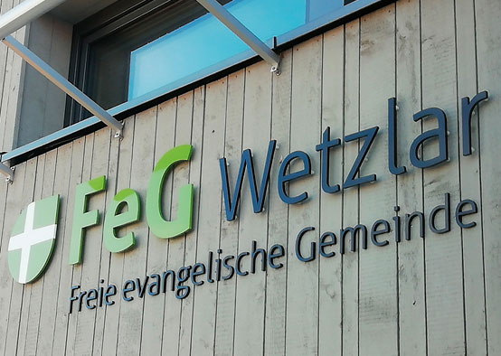 Außenwerbeanbringung Logo FeG Wetzlar