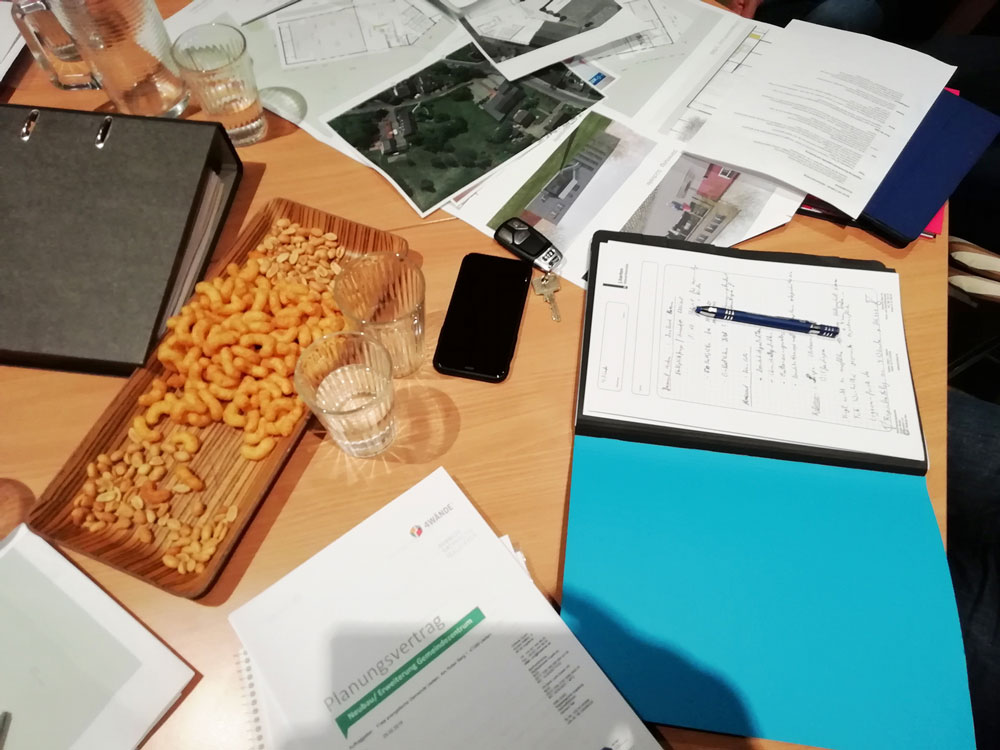 Notizen und Snacks liegen auf dem Tisch verteilt