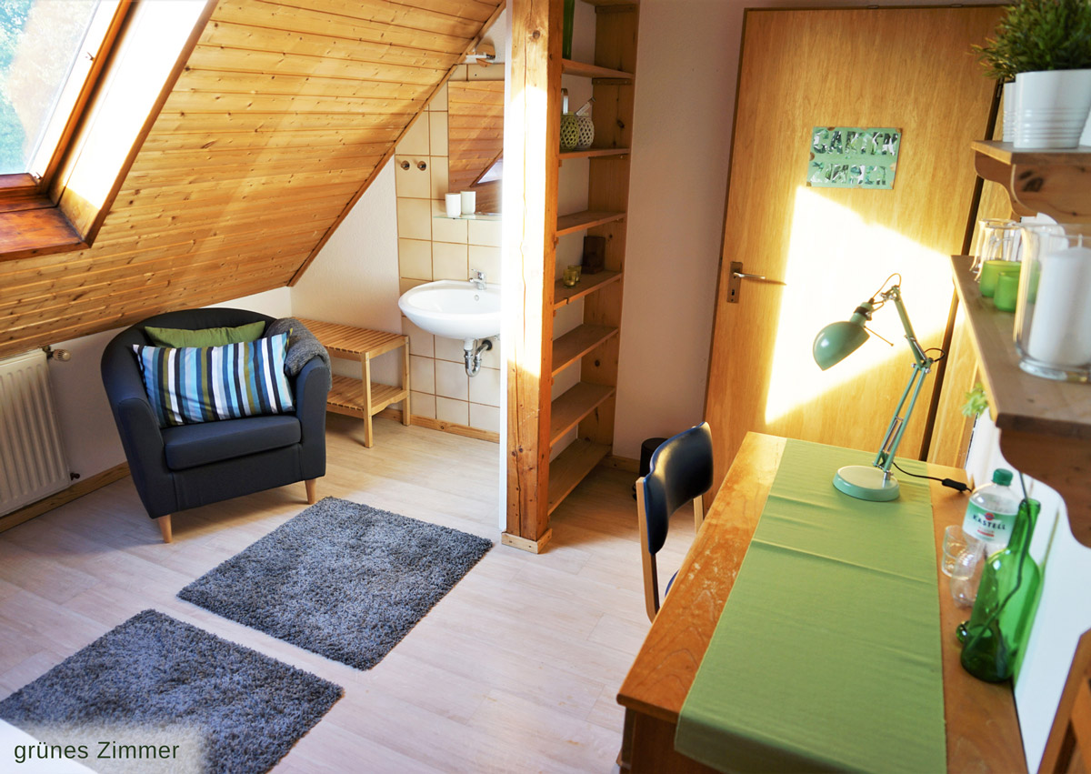 Grünes Zimmer - Waschbecken, Schreibtisch und Sessel