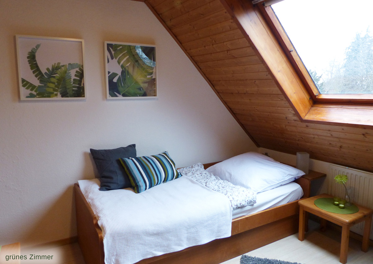Grünes Zimmer - Bett mit Nachtisch