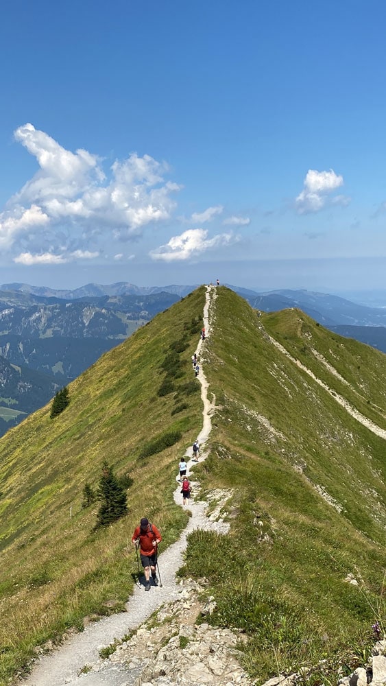 Menschen wandern im Gebirge