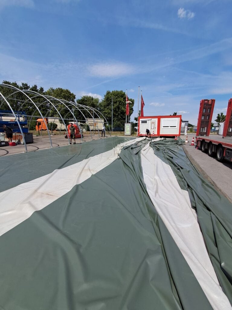 Tunnelzelte ausgebreitete Plane
